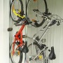 Biohort bikeMax Fahrradhalter für Gerätehaus Europa: Zwei Fahrräder platzsparend an der Wand.