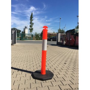 Oranger UvV FLEX Absperrpfosten mit Reflexstreifen und schwarzer Fußplatte.