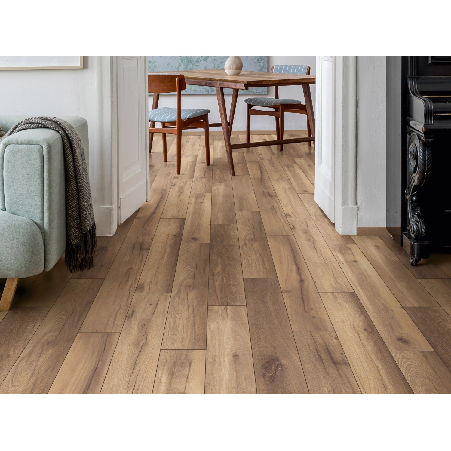 Verlegtes, wasserfestes 8 mm Laminat Kronoflooring Binyl Pro Alamos Oak im Wohnraum.