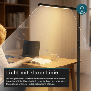 Schwarze LED Büro Stehleuchte LUXULA am Arbeitsplatz mit Laptop und Tasse.