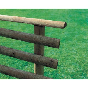 Detailaufnahme eines Zauns aus braunem Halbrundholz (7x250x3 cm) im Garten.