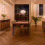 Esszimmer mit Philips Hue Leuchten: Wandschalter Modul für smarte Lichtsteuerung im modernen Ambiente.