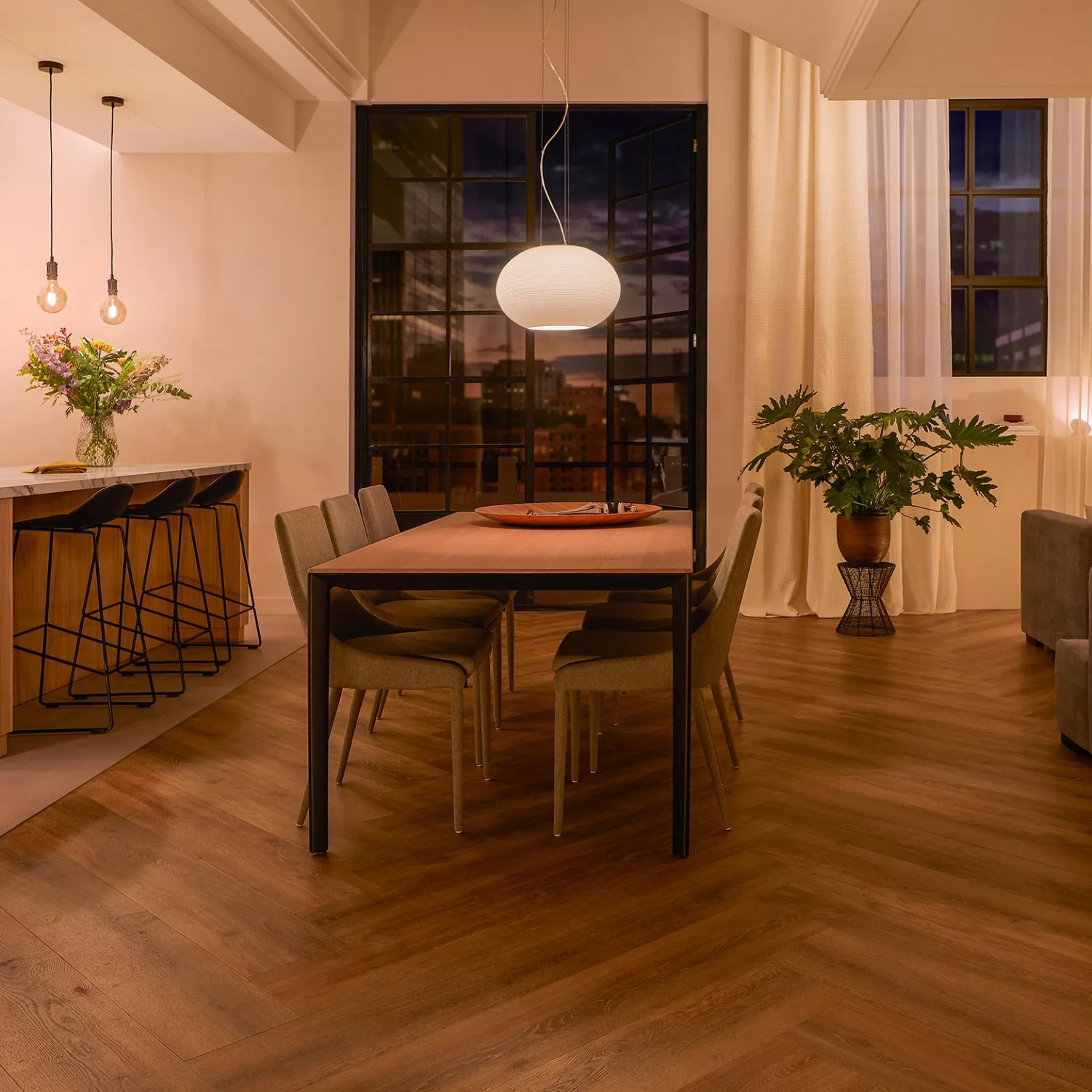 Esszimmer mit Philips Hue Leuchten: Wandschalter Modul für smarte Lichtsteuerung im modernen Ambiente.