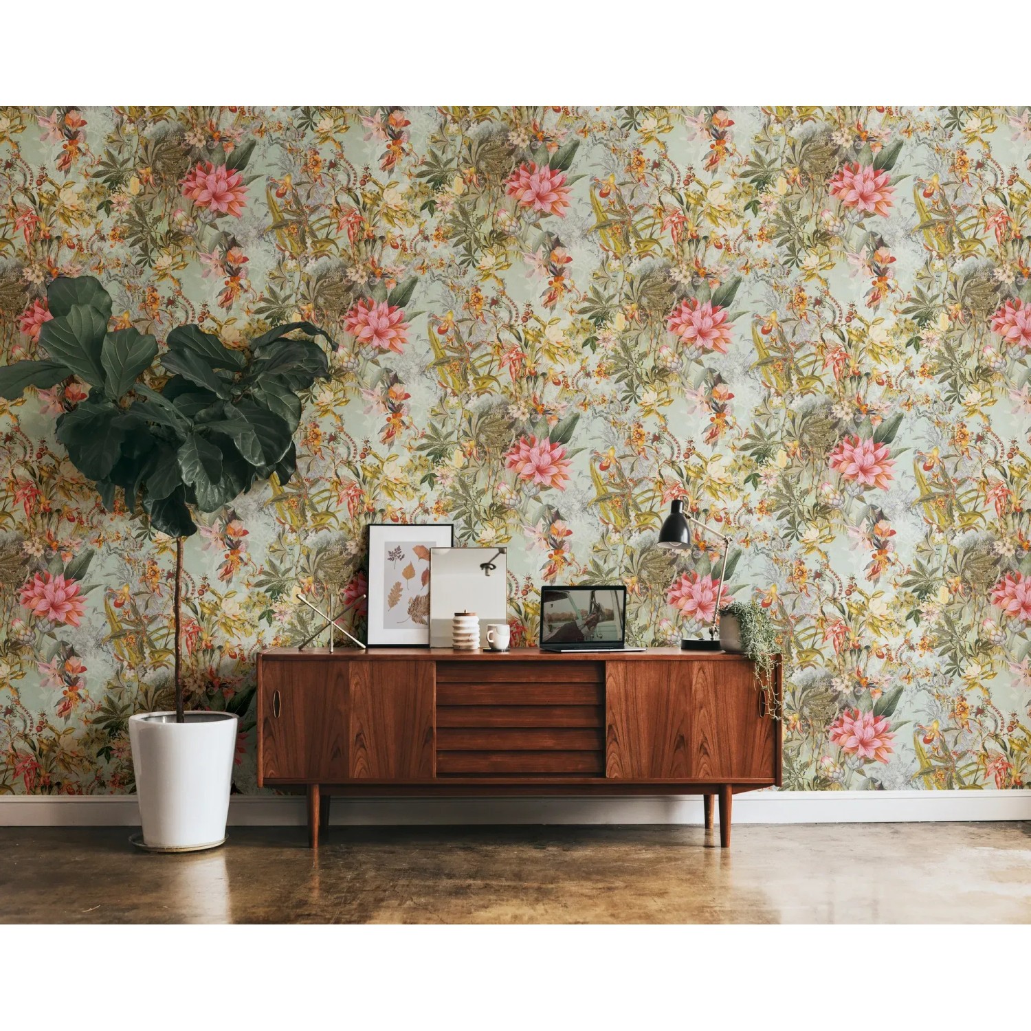 Vliestapete mit Blumenmuster in Grün und Rosa an einer Wohnzimmerwand.
