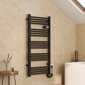 Schwarzer, elektrischer Emke Handtuchwärmer 120x54cm mit LED-Display im Badezimmer.