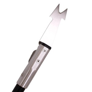 Nahaufnahme der gezahnten Edelstahlklinge eines Galaflor Löwenzahnstechers mit Aluminiumschaft. Für Bodenbearbeitung.