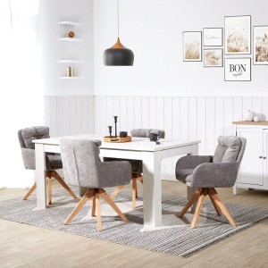 Vier graue Polster-Drehstühle mit Eichenholzbeinen um einen weißen Esstisch. Komfortable Esszimmerstühle.