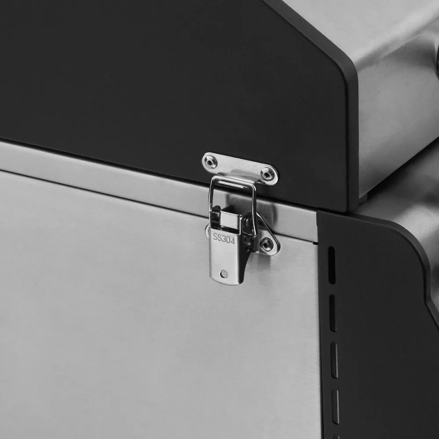 Edelstahl-Verschluss des Taino Platinum Compact Gasgrills. Sichert den Deckel für Transport und Camping.