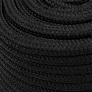 Schwarzes Bootsseil (16mm, 50m) aus Polypropylen, aufgerollt.