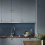 Blaue, glänzende Artisa Hexagon Wandfliesen aus Steingut in einer Küchenumgebung.
