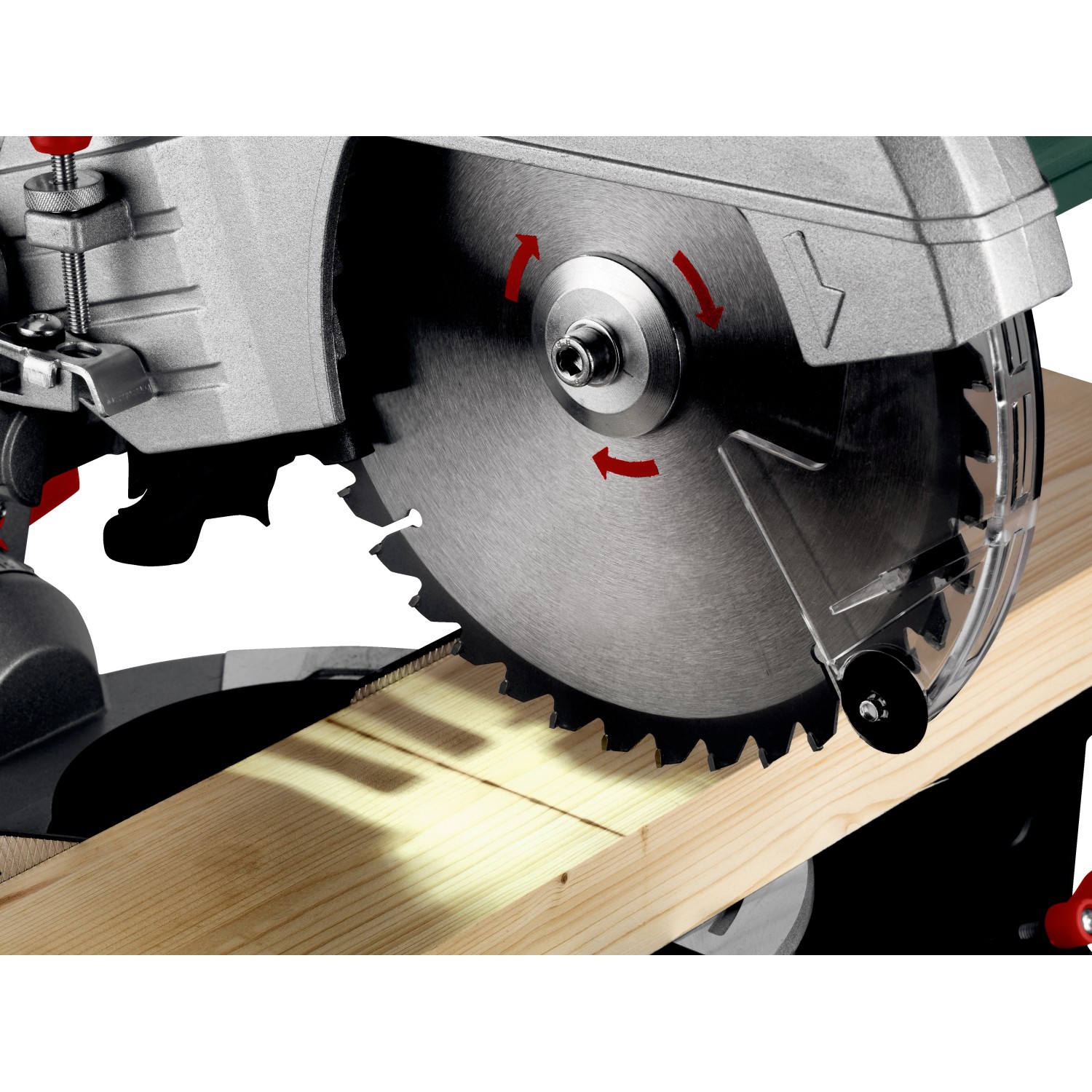 Metabo Kappsäge KGS 305 M im Einsatz: Sägeblatt schneidet Holz. Zugfunktion sichtbar.