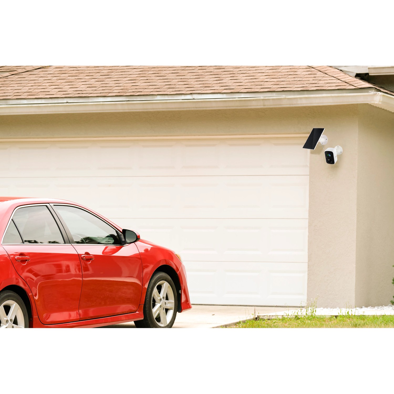Technaxx Outdoor-Kamera TX-244 Solar am Haus mit rotem Auto davor.