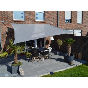 Silbergraues Floracord Vierecksonnensegel (360x360 cm) über einer Terrasse mit Tisch und Stühlen.