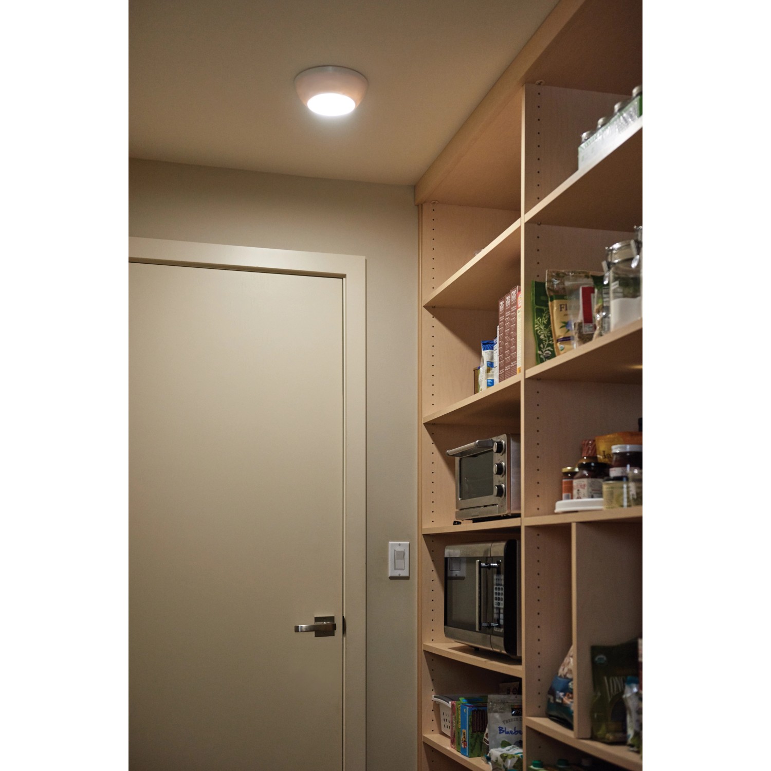 Weiße Mr. Beams LED-Deckenleuchte MB990 mit Bewegungsmelder im Flur.