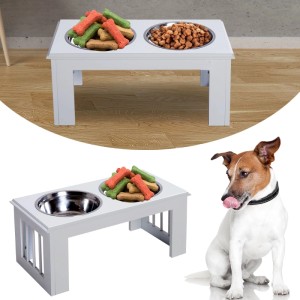 Weiße PawHut Futterstation mit zwei Edelstahlnäpfen für Hunde, gefüllt mit Futter und Leckerlis. Erhöhter Hundenapf.