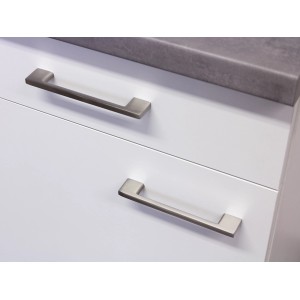 Detailaufnahme: Weißer Flex-Well Unterschrank Joelina (40 cm) mit Schublade und Edelstahlgriffen.
