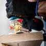 Bosch Expert Stichsäge mit T308BP Sägeblatt schneidet Holz. Präzise und sauber.