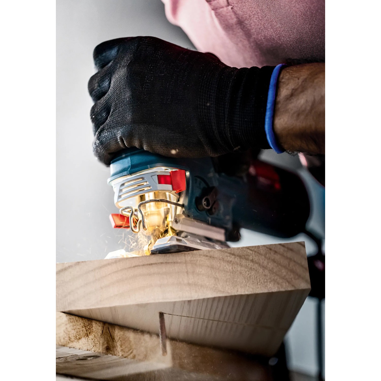 Bosch Expert Stichsäge mit T308BP Sägeblatt schneidet Holz. Präzise und sauber.