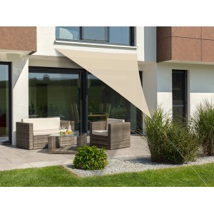 Beiges Schneider Sonnensegel Lanzarote, 400x400x300 cm, über einer Terrasse mit Gartenmöbeln.