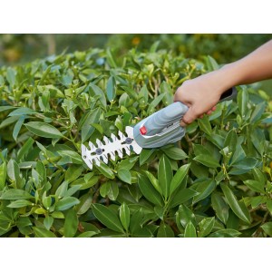 CMI Akku Gras- und Strauchschere C-AGS-3.6/10 beim Stutzen einer Hecke.