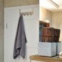 Siro Türgarderobe mit 4 Haken in Nickel matt, Länge 255 mm, an einer weißen Tür mit Handtuch.