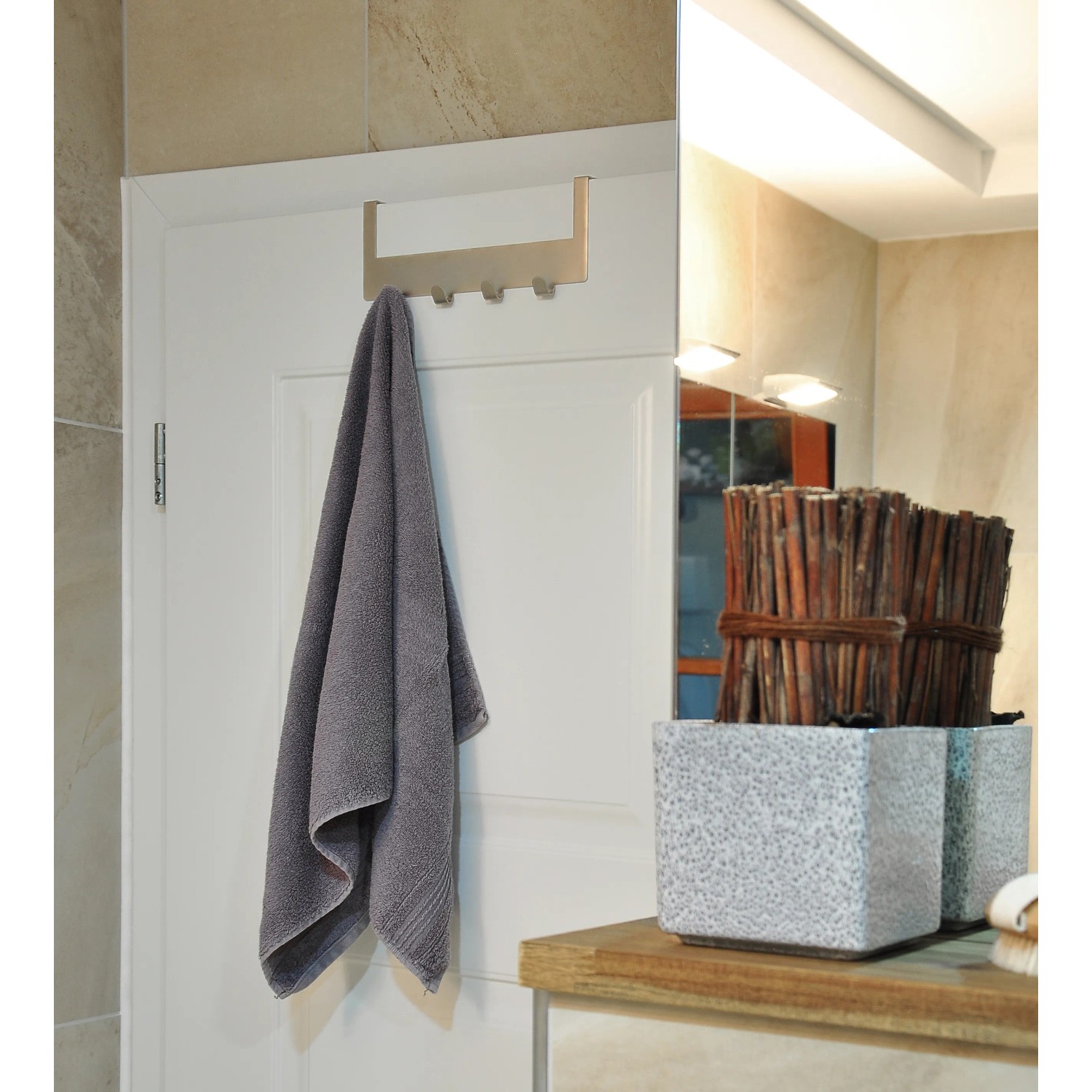 Siro Türgarderobe mit 4 Haken in Nickel matt, Länge 255 mm, an einer weißen Tür mit Handtuch.