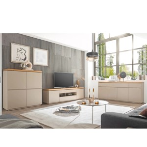 Warmgraues Sideboard Previn 2 (200 cm) mit Akazie-Deckplatte im Wohnzimmer.