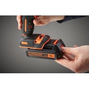 Black+Decker Akku-Schlagbohrschrauber BDOHD18K1A mit 18V Akku wird geladen.