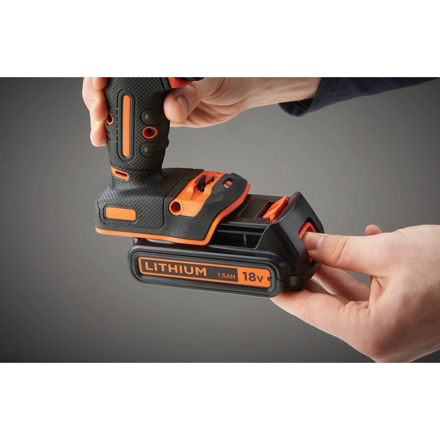 Black+Decker Akku-Schlagbohrschrauber BDOHD18K1A mit 18V Akku wird geladen.