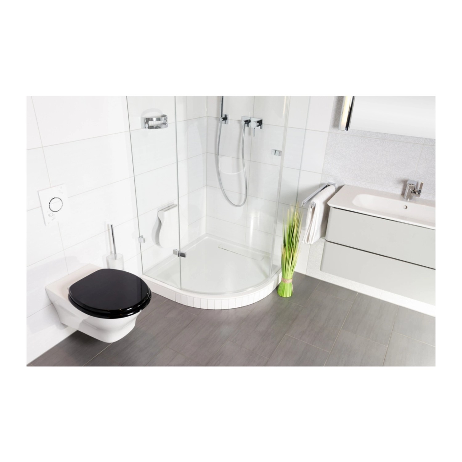 Schwarzer Sanilo WC-Sitz aus Holz auf einer Toilette im Badezimmer.