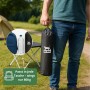 Mann hält BigDean Campingtisch in Tragetasche. Ultraleichter Klapptisch (800g) passt kompakt in Rucksack. Ideal für Outdoor & Reisen.