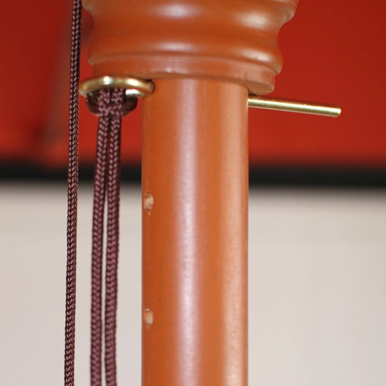 Detailaufnahme MCW Sonnenschirm Lissabon Terracotta: Holz-Mittelstock mit Seilzug und Höhenverstellung.