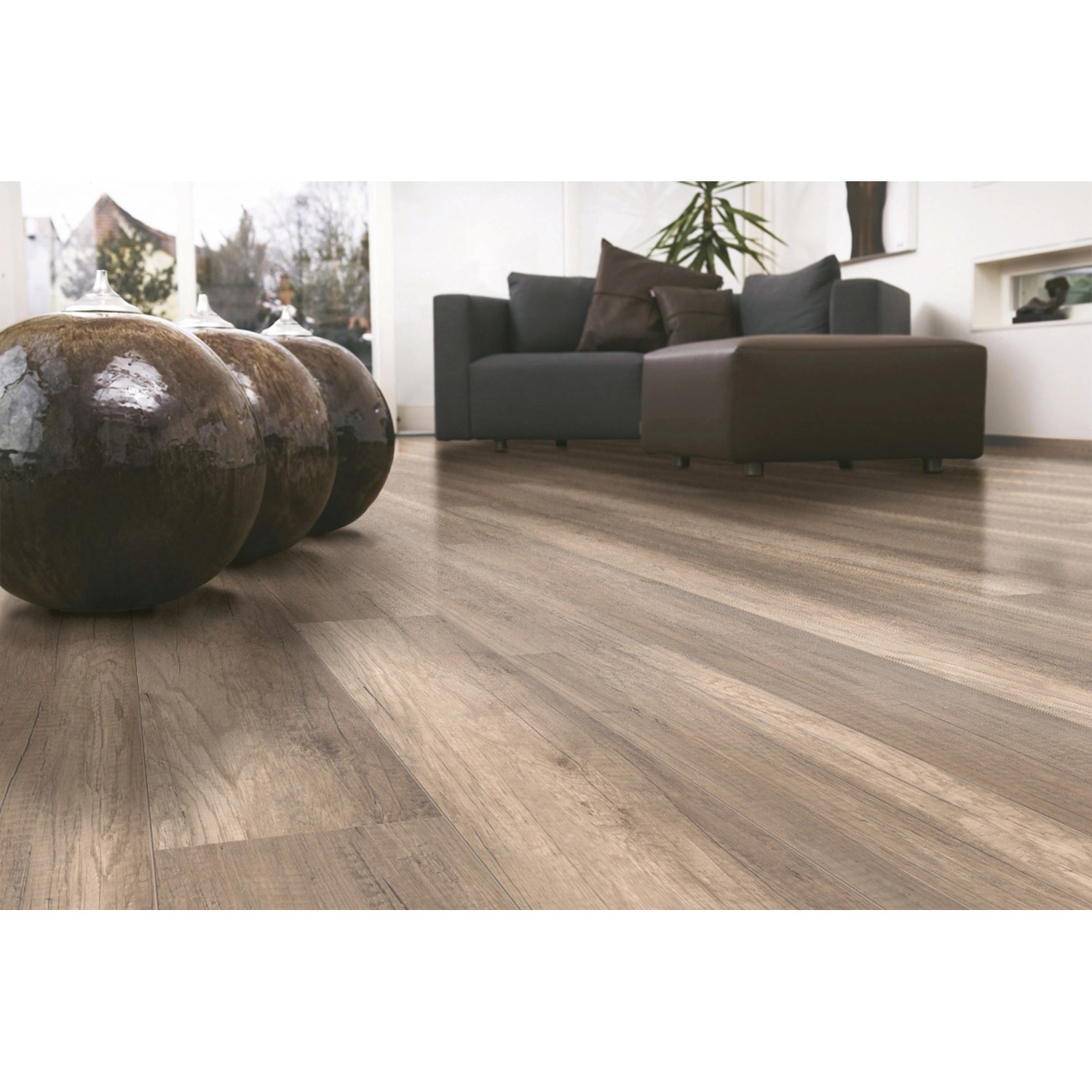 Verlegter Laminatboden Comfort Eiche 7 mm im Wohnraum mit Möbeln. Holzoptik, warm.