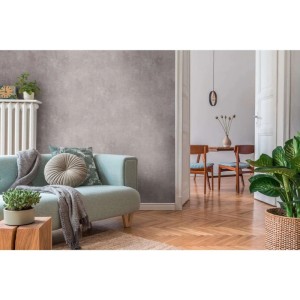 Graue Vliestapete im Industrial Loft Stil an einer Wand in einem modernen Wohnzimmer mit Sofa.