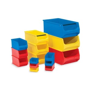 Gestapelte Sichtlagerboxen in Blau, Gelb und Rot. Aufbewahrungssysteme für Werkstatt und Lager.