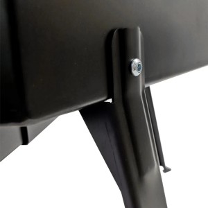 Detailaufnahme: Bein des Grillpeter Utschak Dauren Feuerofens, schwarz, mit Schraube befestigt.