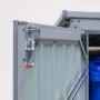 Detailaufnahme: Graue Westmann Müllbox mit Schloss und geöffneter Tür.