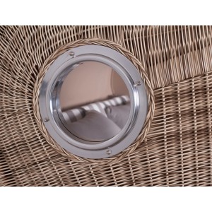 Detailansicht Strandkorb Rantum Grande mit Bullauge und PE-Geflecht.