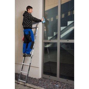 Mann reinigt Fenster mit Krause Anlegeleiter Corda mit 8 Sprossen.