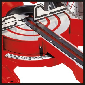 Detailaufnahme: Einhell TC-SM 254 Zug-Kapp-Gehrungssäge mit Winkelskala und Sägeblatt.