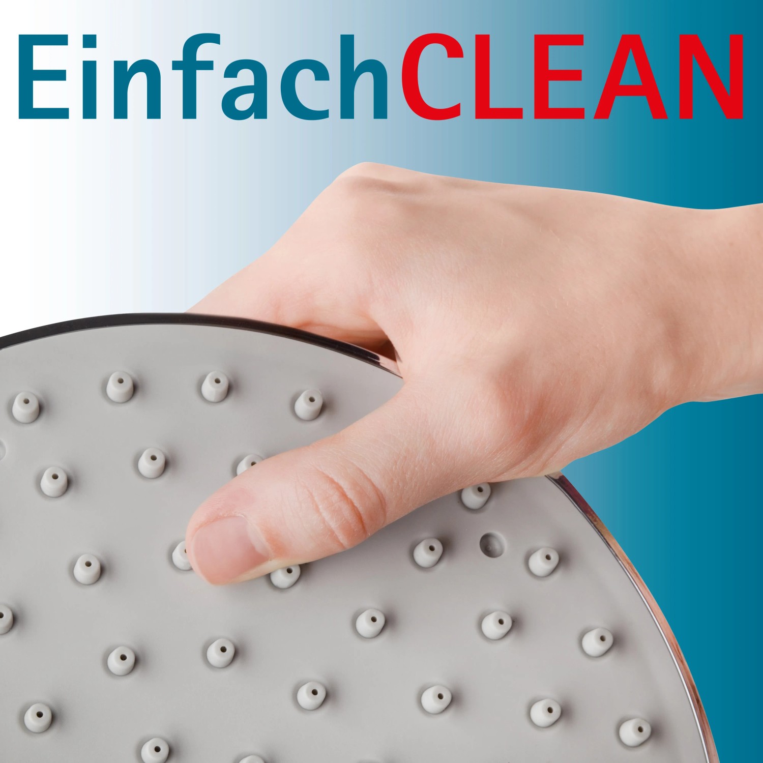 Detailaufnahme einer Hand, die eine Schulte Kopfbrause (Rain Classic Plus) reinigt.