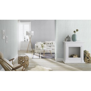 Helles Wohnzimmer mit Rasch Vliestapete Bambino XIX 252743, hellblaue Streifen. Zeitloses Design für Kinderzimmer.