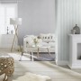 Helles Wohnzimmer mit Rasch Vliestapete Bambino XIX 252743, hellblaue Streifen. Zeitloses Design für Kinderzimmer.