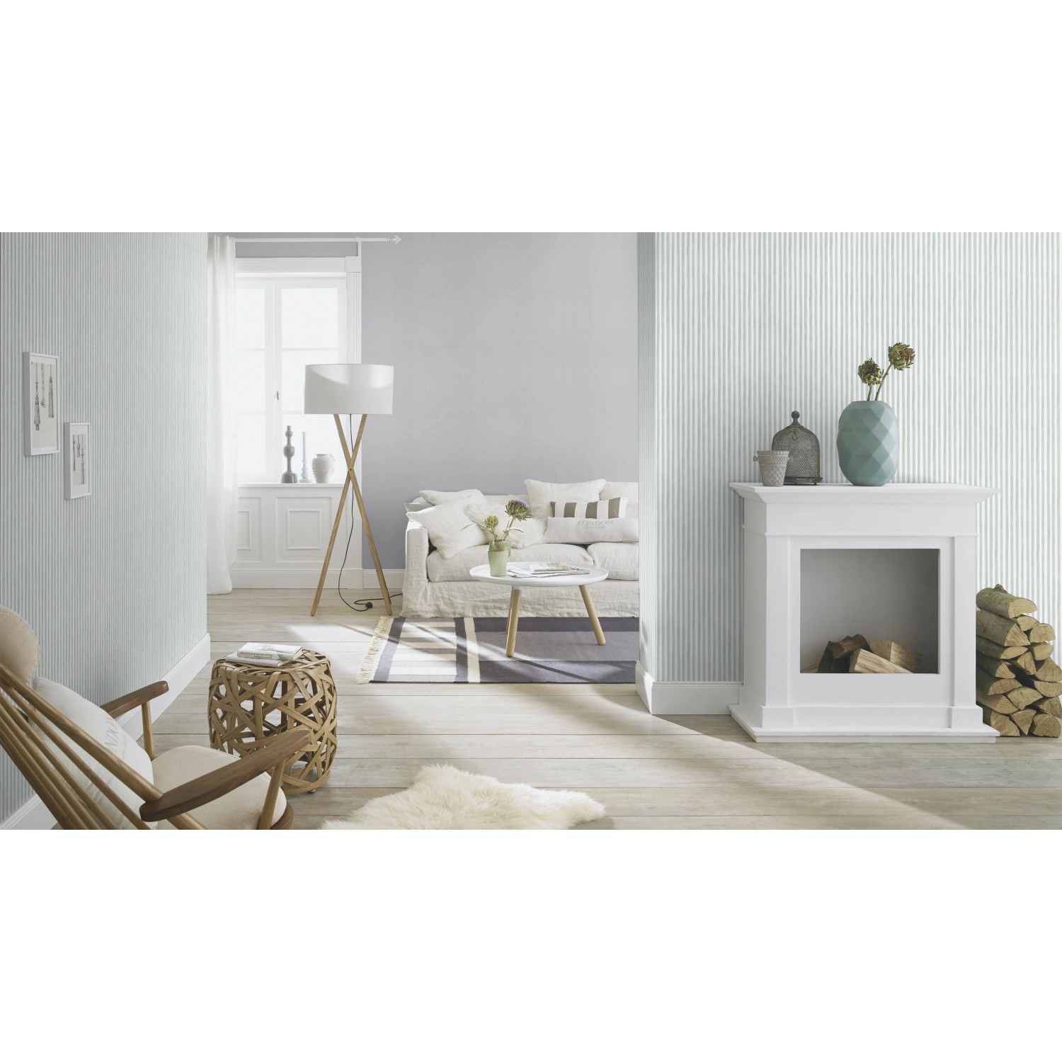 Helles Wohnzimmer mit Rasch Vliestapete Bambino XIX 252743, hellblaue Streifen. Zeitloses Design für Kinderzimmer.