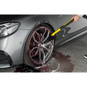 Anwendung: Kärcher Felgenreiniger Premium RM 667 reinigt Felge mit Bürste. 