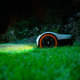 Segway Navimow i105E Mähroboter ohne Kabel, für Rasenflächen bis 500 m² im Einsatz.
