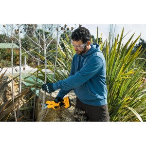 Mann schneidet Äste mit der Stiga Akku-Astschere SC 100er im Garten.