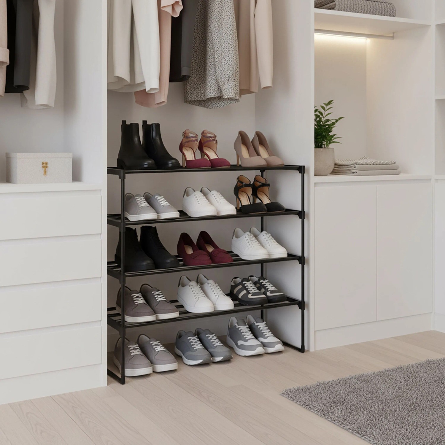 Schwarzes Metall Schuhregal mit 4 Ebenen, gefüllt mit Schuhen, im Kleiderschrank. Stapelbares Stecksystem für Ordnung.