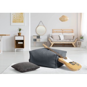 Blauer mokebo Pouf Hocker/Sitzhocker aus Recyclingstoff mit Gitarre im Wohnzimmer.