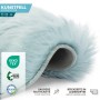 Flauschiges, hellblaues KARAT Kunstfell Nelly Dekofell, Detailaufnahme der Rückseite in Lederoptik.
